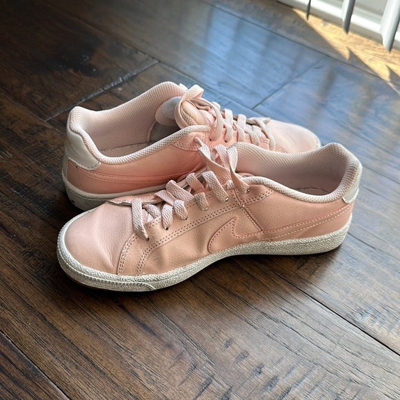 PINK NIKES SIZE 6 - Picture 3 of 6